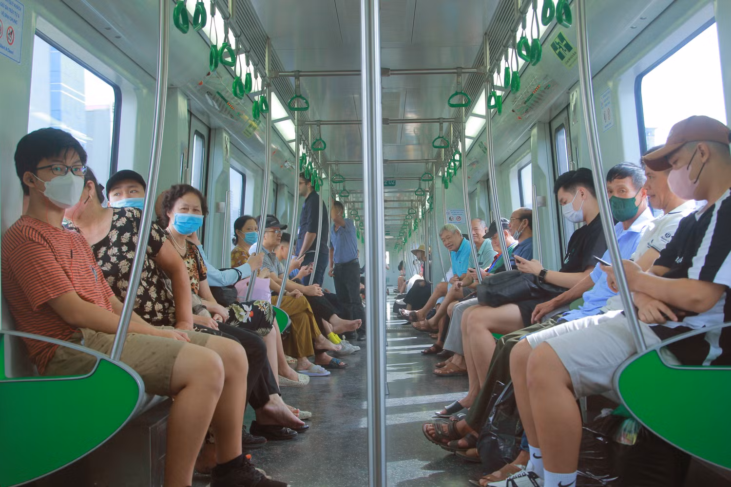 Các khoang tàu hầu hết đều kín người ngồi. (Ảnh: Mạnh Đoàn)