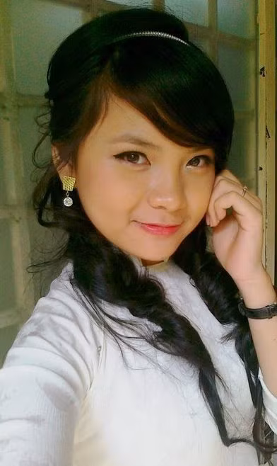 Nữ sinh trung học Thu Trang điệu đà với tóc xoăn, áo dài trắng tinh khôi. Đôi bông tai hơi "dừ" so với style trong sáng, dễ thương của cô nàng. Chưa biết tương lai Thu Trang có gia nhập giới showbiz như chị gái Đan Lê hay không, chỉ biết rằng với vẻ xinh xắn trời phú, cánh cửa đến với nghệ thuật đang rộng mở với teen girl 9X này.