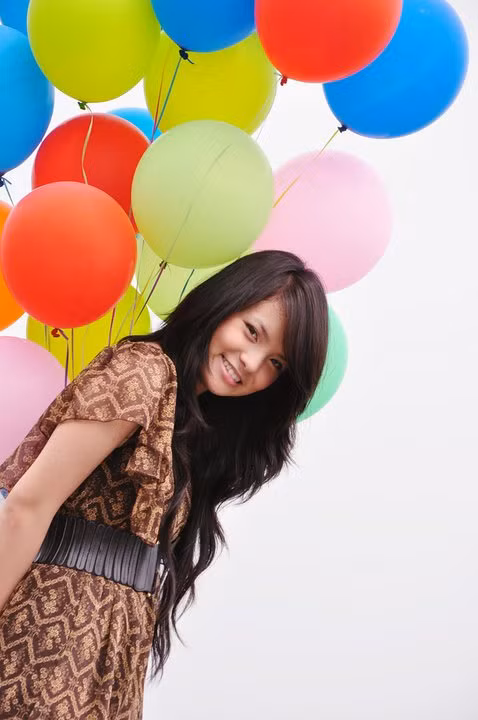 Váy được may bằng chất liệu mềm mại, mỏng manh, nhưng lại được Thu Trang kết hợp với dây đai da bản to - một sự kết hợp hơi lệch pha. Nếu thay dây lưng da này bằng chiếc đai nơ mềm mại, to bản thì hiệu quả thẩm mỹ sẽ cao hơn rất nhiều.