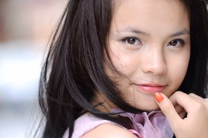 Không tỉa gọt lông mày thanh mảnh, mềm mại như phần lớn các hot girl khác, Thu Trang giữ nguyên vẻ đẹp mộc "mắt biếc, mày ngài".