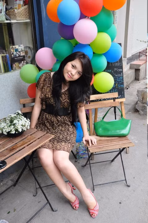 Đôi xăng đan kẻ đỏ nếu ở riêng một góc tủ, chắc chắn rất bắt mắt và trẻ trung. Tuy nhiên, khi kết hợp cùng váy nâu đỏ, nó bị biến thành "gương mặt" vô duyên lạ.