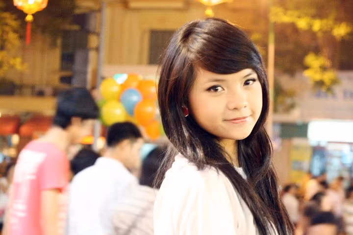 Thu Trang trong khoảnh khắc đời thường. Gương mặt trang điểm nhẹ nhàng nhưng vẫn toát lên nét hiện đại, cá tính.