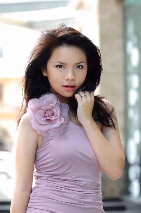 Sở hữu các đường nét khá giống với chị gái, tuy nhiên gương mặt Thu Trang tròn trĩnh và dễ thương hơn. Đôi mắt to tròn, làn môi dày gợi cảm. Diện style áo thun tím nhẹ nhàng, Thu Trang rất ra dáng thiếu nữ trưởng thành, ngọt ngào, nữ tính.