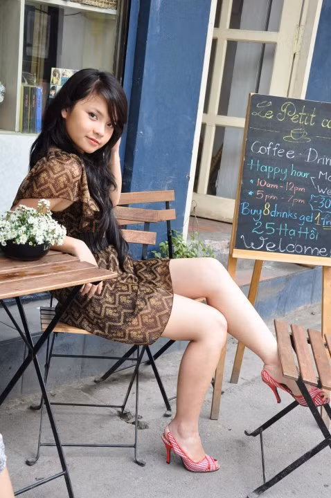 Diện váy nâu ngắn, khoe đôi chân thon trắng ngần. Tuy nhiên, style này khiến cô nàng bị già oan đi vài ba tuổi.