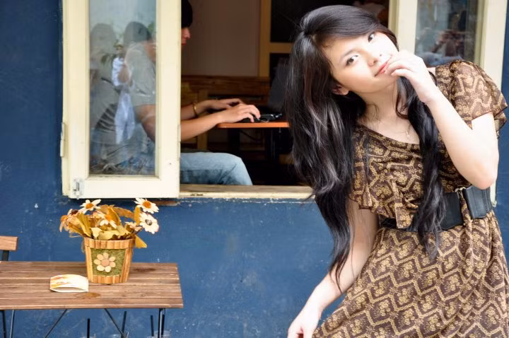 Nàng thơ trước khung cửa để ngỏ.