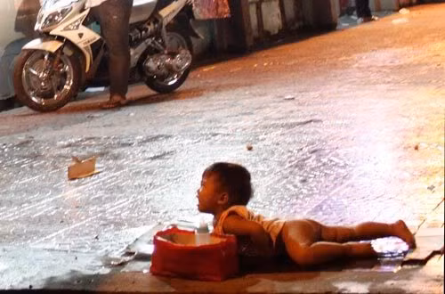 Đứa bé khóc thét lên để lấy lòng thương của những người qua đường, thực ra đây chỉ là màn diễn dưới sự giật dây của bọn chăn dắt trẻ em. Ảnh. Tuổi Trẻ. Đứa bé khóc thét lên để lấy lòng thương của những người qua đường, thực ra đây chỉ là màn diễn dưới sự giật dây của bọn chăn dắt trẻ em. Ảnh. Tuổi Trẻ.