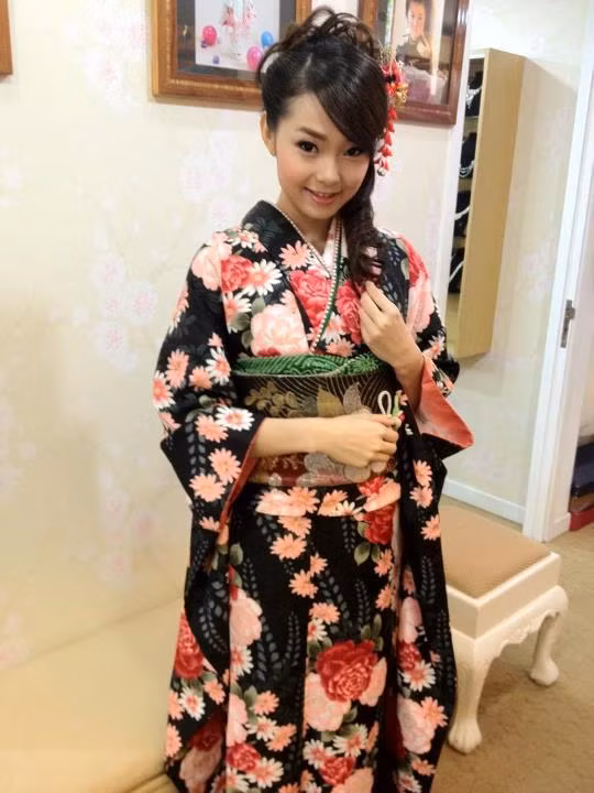 Minh Hằng xúng xính kimono cho ngày "Nắm chặt tay". Minh Hằng xúng xính kimono cho ngày "Nắm chặt tay".