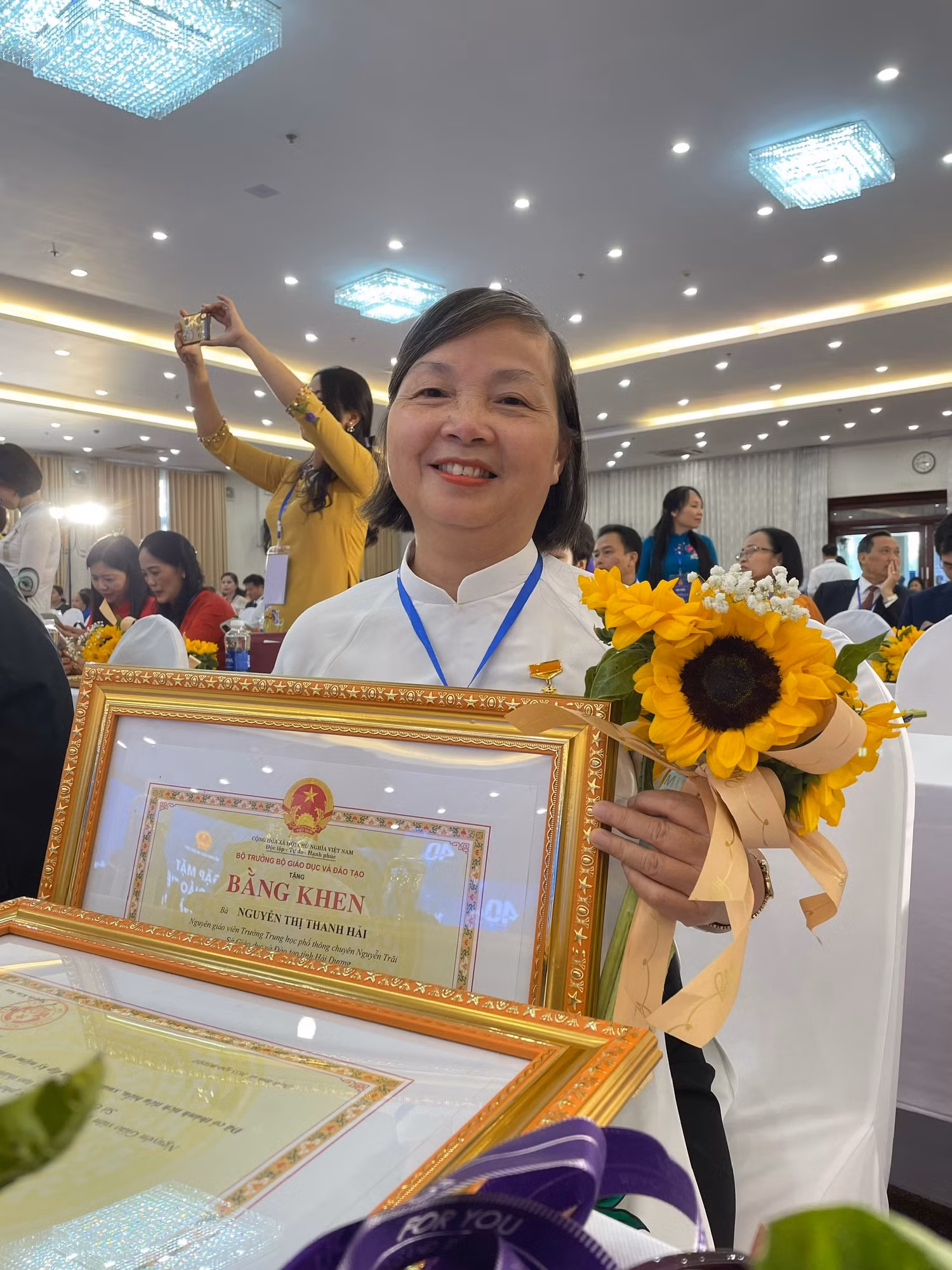 Nhà giáo Ưu tú Nguyễn Thị Thanh Hải nhận bằng khen của Bộ trưởng Bộ Giáo dục và Đào tạo công nhận “Nhà giáo tiêu biểu, xuất sắc giai đoạn 1982-2022" (Ảnh: NVCC)