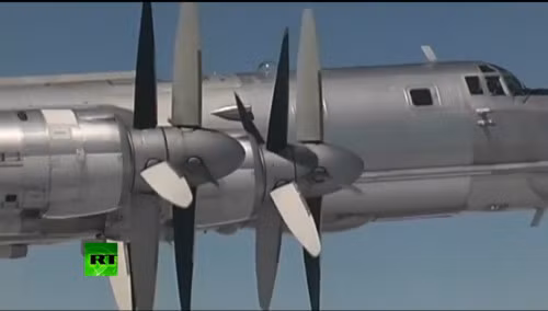 Máy bay ném bom chiến lược Tu-95MS bay trên không