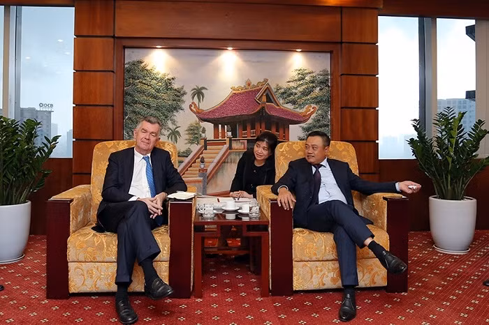 Chủ tịch Hội đồng thành viên PVN Trần Sỹ Thanh và Tổng giám đốc Ngân hàng Societe Generale Singapore Pascal Lambert tại buổi tiếp.