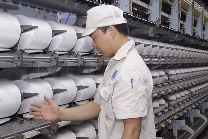 Công nhân vận hành phân xưởng sản xuất sợi DTY của Nhà máy Xơ sợi Đình Vũ đang kiểm tra chất lượng sản phẩm ngay trên dây chuyền sản xuất. Công nhân vận hành phân xưởng sản xuất sợi DTY của Nhà máy Xơ sợi Đình Vũ đang kiểm tra chất lượng sản phẩm ngay trên dây chuyền sản xuất.
