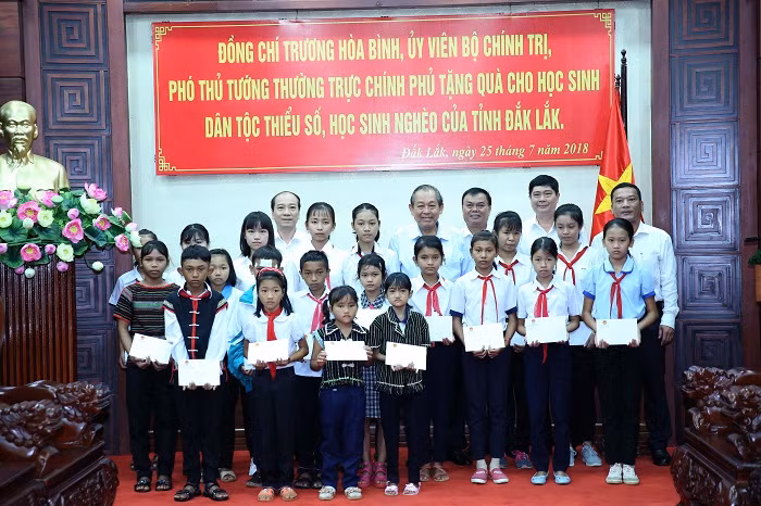 Phó Thủ tướng Thường trực Chính phủ Trương Hòa Bình tặng quà cho học sinh dân tộc thiểu số, học sinh nghèo của tỉnh Đắk Lắk. Phó Thủ tướng Thường trực Chính phủ Trương Hòa Bình tặng quà cho học sinh dân tộc thiểu số, học sinh nghèo của tỉnh Đắk Lắk.