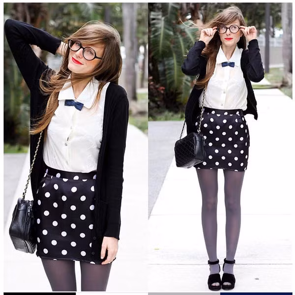 Hãy thử sắm vai cô học trò nhỏ nghịch ngợm trong phong cách preppy cùng họa tiết chấm bi. Màu đen trắng tương phản trên trang phục và trên chiếc váy chấm bi tạo nét hài hòa Xem thêm: Bộ sưu tập váy xinh dành cho bạn gái hè 2012. Hãy thử sắm vai cô học trò nhỏ nghịch ngợm trong phong cách preppy cùng họa tiết chấm bi. Màu đen trắng tương phản trên trang phục và trên chiếc váy chấm bi tạo nét hài hòa Xem thêm: Bộ sưu tập váy xinh dành cho bạn gái hè 2012.