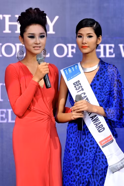 Trà My lại tiếp tục mắc phải lỗi chọn tone màu make up và kiểu tóc quá "cổ lỗ". Màu mắt xanh cùng môi hồng bợt, đi kèm với tóc uốn xoăn và chải dựng khiến cô trông thật "dữ dằn" và "lỗi mốt". Hoàng Thùy tuy không lòe loẹt bằng nhưng kiểu make up đậm thế này cũng khiến vẻ mặt của cô trông không đẹp và mất tự nhiên hơn hẳn. Xem thêm: Điểm danh những chiếc "cằm mới" của Sao Việt. Trà My lại tiếp tục mắc phải lỗi chọn tone màu make up và kiểu tóc quá "cổ lỗ". Màu mắt xanh cùng môi hồng bợt, đi kèm với tóc uốn xoăn và chải dựng khiến cô trông thật "dữ dằn" và "lỗi mốt". Hoàng Thùy tuy không lòe loẹt bằng nhưng kiểu make up đậm thế này cũng khiến vẻ mặt của cô trông không đẹp và mất tự nhiên hơn hẳn. Xem thêm: Điểm danh những chiếc "cằm mới" của Sao Việt.