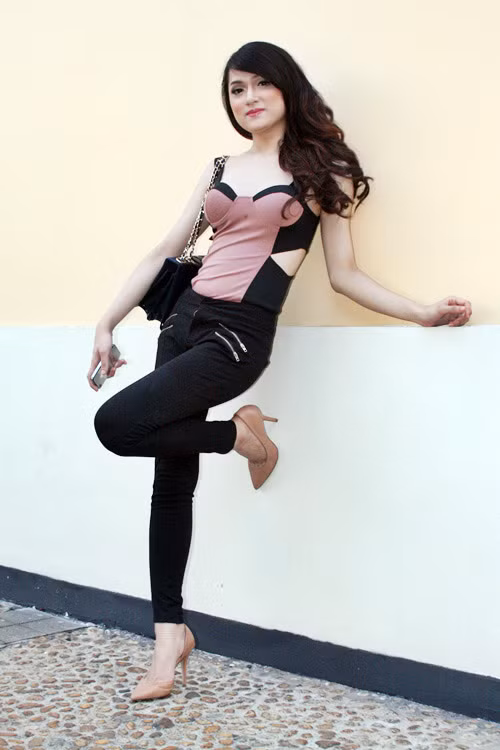 Ở góc chụp này, Hương Giang trông "mặt vuông chữ điền", và vòng 2 của cô nàng cũng kém phần eo ả.
