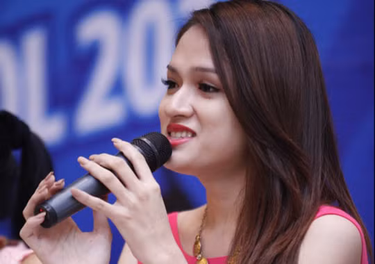 Khi "zoom sát" như thế này, phần xương mày của Hương Giang thô, phần mũi cao nhưng có vẻ như "quá khổ", và cằm thì bạnh ngang rất "nam tính". Nhưng những ngón tay muốt mềm đã gỡ lại được phần nào sự nữ tính của cô nàng.