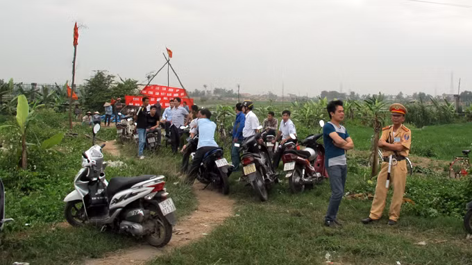 Hiện trường nơi xảy ra vụ "côn đồ" hành hung người dân - Ảnh: Thân Hoàng Hiện trường nơi xảy ra vụ "côn đồ" hành hung người dân - Ảnh: Thân Hoàng