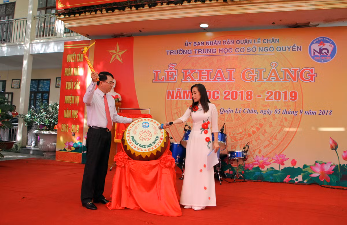 Ông Lê Khắc Nam, Phó chủ tịch Ủy ban nhân dân thành phố Hải Phòng đánh trống khai trường tại Trường Trung học cơ sở Ngô Quyền. (Ảnh: Lã Tiến)