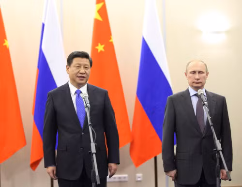 Tổng thống Nga Vladimir Putin (phải) sẽ tham dự lễ duyệt binh của Trung Quốc vào ngày 3 tháng 9 năm 2015