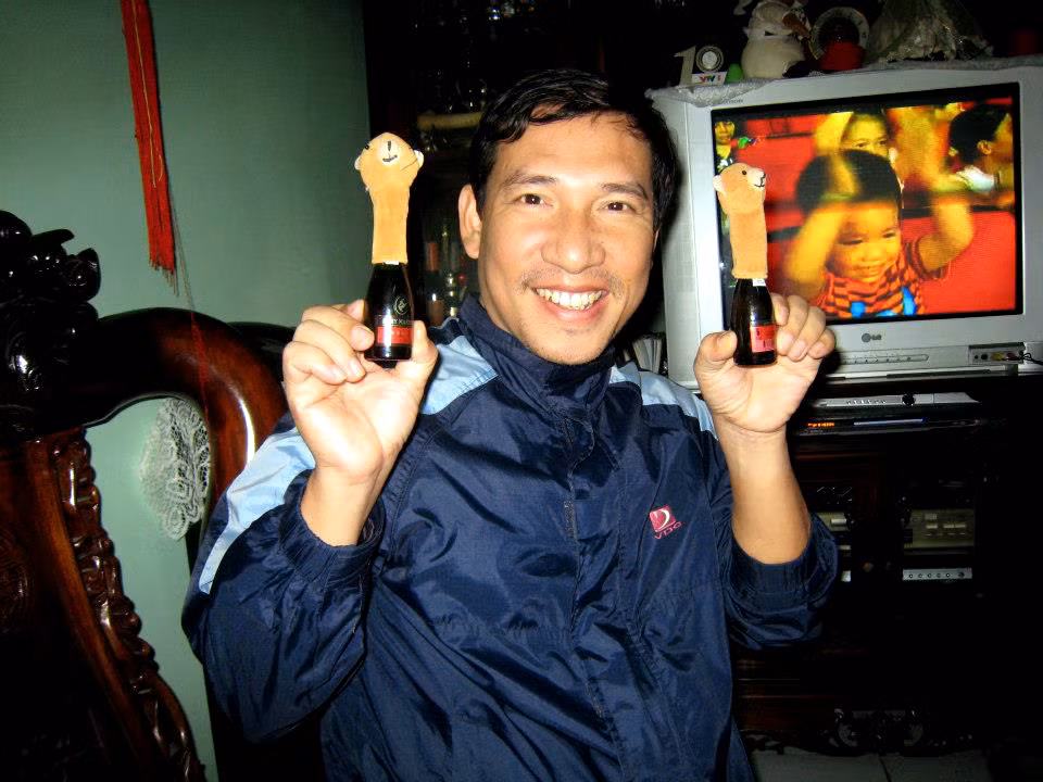 Những chai rượu mà Quang Thắng rất thích thú sưu tầm ở nước ngoài trong nhiều năm. Ảnh: Văn Trinh