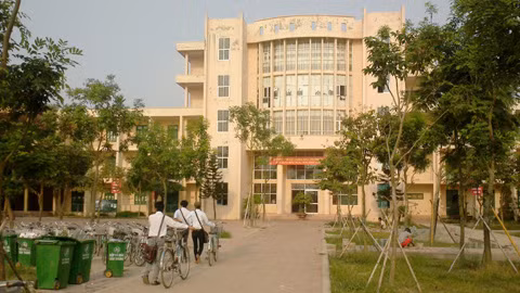Ba ngày sau cái chết của cô học trò lớp 10 Nguyễn Thị L., Trường THPT Tiền Phong (huyện Mê Linh, Hà Nội) không khí học tập nơi đây đã trở lại bình thường. Ba ngày sau cái chết của cô học trò lớp 10 Nguyễn Thị L., Trường THPT Tiền Phong (huyện Mê Linh, Hà Nội) không khí học tập nơi đây đã trở lại bình thường.