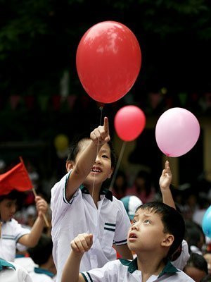 Giáo dục phải hướng tới đào tạo con người hiện đại có cá tính nhưng bao dung, biết giao tiếp và hợp tác, biết làm việc có hiệu quả, có tư duy độc lập, cởi mở với cái mới. Giáo dục phải hướng tới đào tạo con người hiện đại có cá tính nhưng bao dung, biết giao tiếp và hợp tác, biết làm việc có hiệu quả, có tư duy độc lập, cởi mở với cái mới.