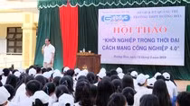 Người thắp lửa dưới mưa tại mái trường của sự Thống nhất, Tái hợp và Hồi sinh ảnh 2
