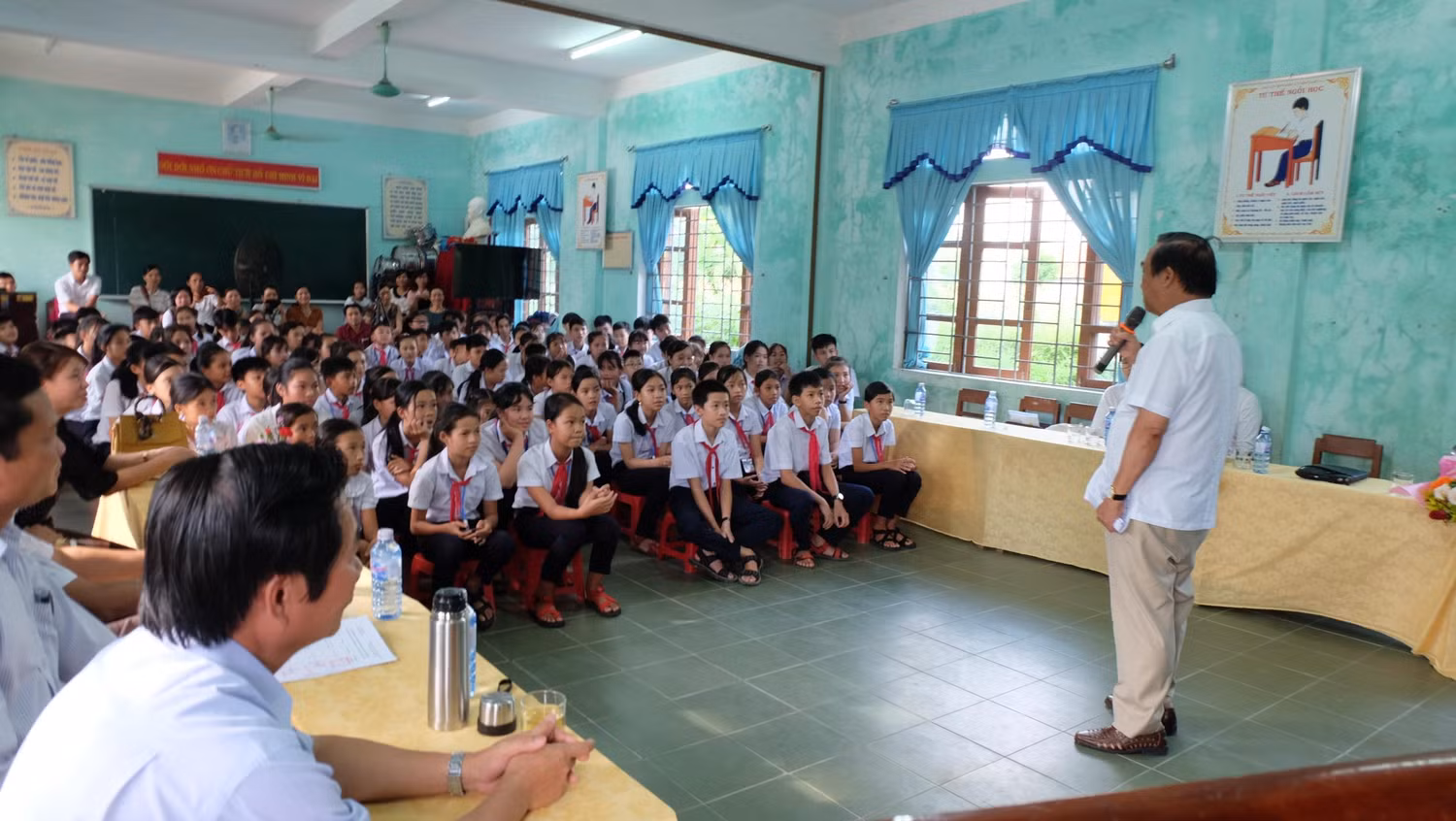 Có nằm mơ con cũng không nghĩ được gặp Giáo sư ngay tại ngôi trường vùng quê này ảnh 1 Có nằm mơ con cũng không nghĩ được gặp Giáo sư ngay tại ngôi trường vùng quê này ảnh 1