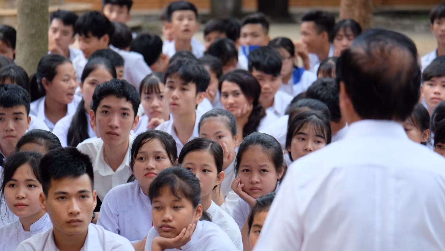 Giáo sư Nguyễn Lân Dũng đã dành nhiều thời gian nói về ước mơ và cách hiện thực hóa giấc mơ của người trẻ. (Ảnh: LC)