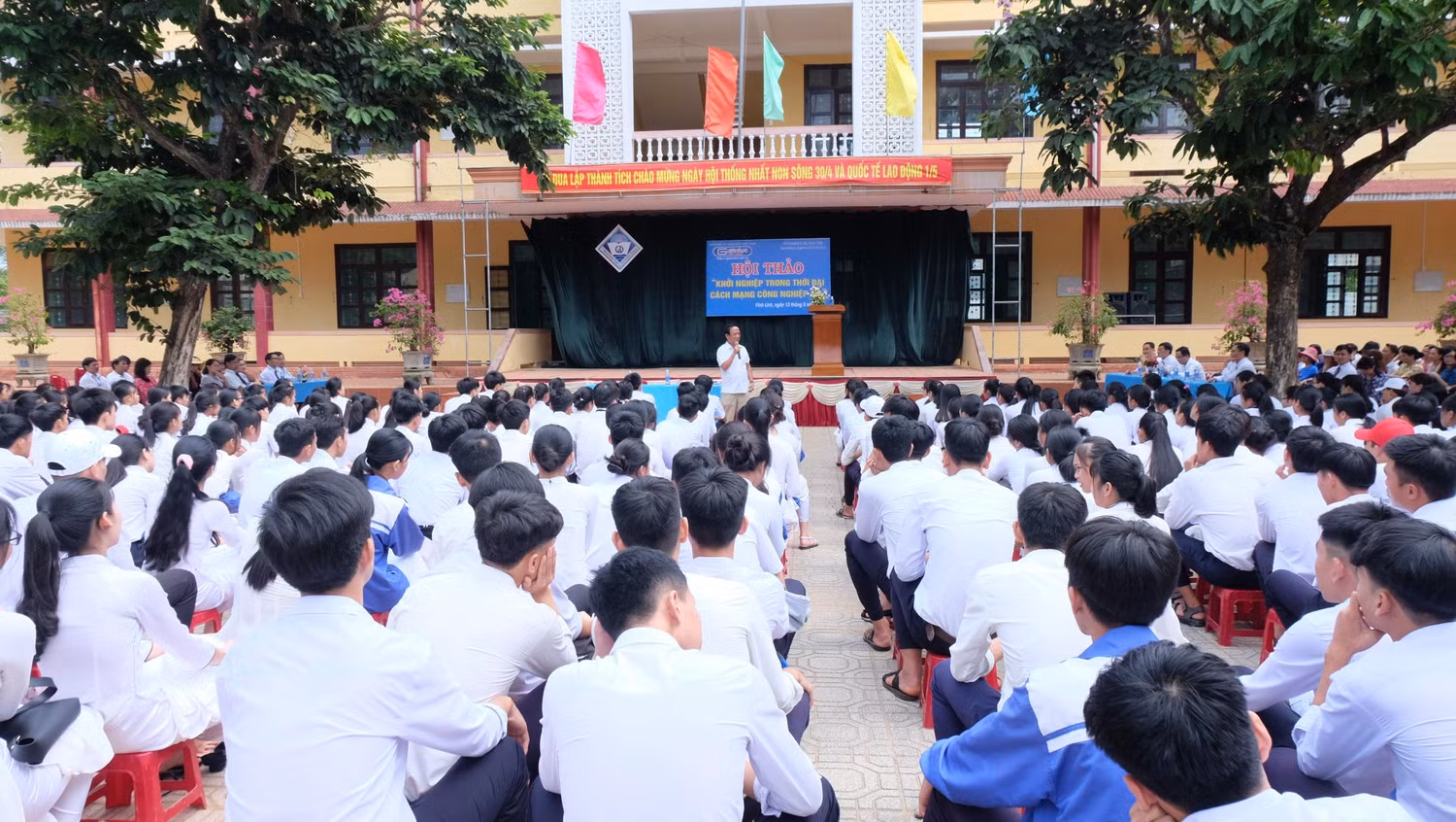 Giáo sư Nguyễn Lân Dũng đã chia sẻ nhiều kinh nghiệm quý đối với học sinh trường Cửa Tùng trong việc thực hiện ước mơ. (Ảnh: LC)