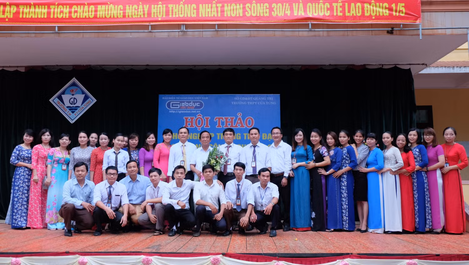 Tập thể Giáo viên nhà trường chụp ảnh với Giáo sư nguyễn Lân Dũng. (Ảnh: LC)