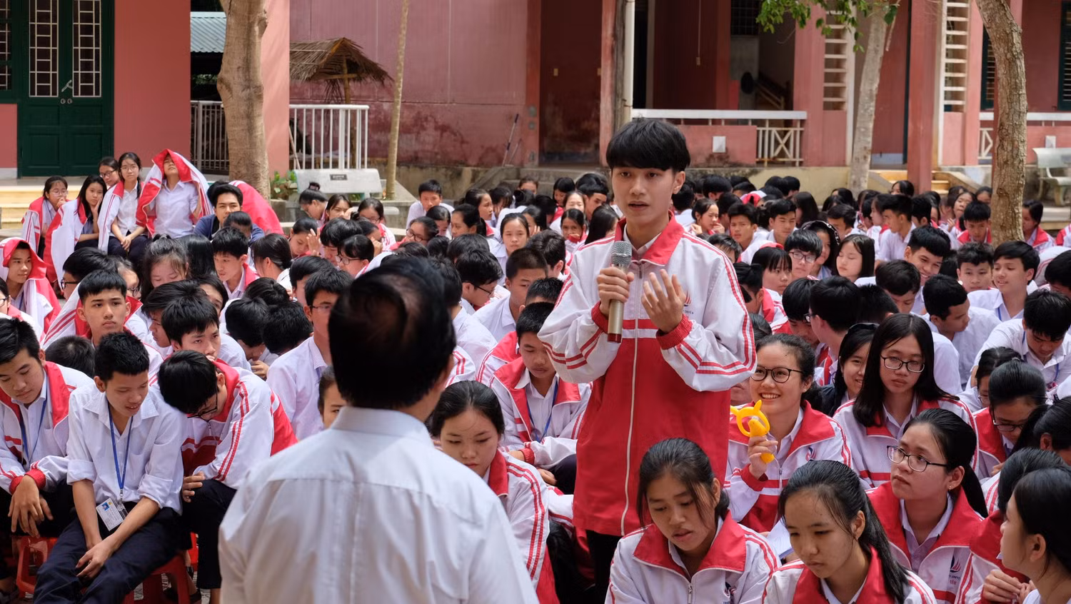 Tất cả các thắc mắc của các em học sinh trường Lê Quý Đôn đã được Giáo sư Nguyễn Lân Dũng giải đáp đầy đủ. (Ảnh: LC)
