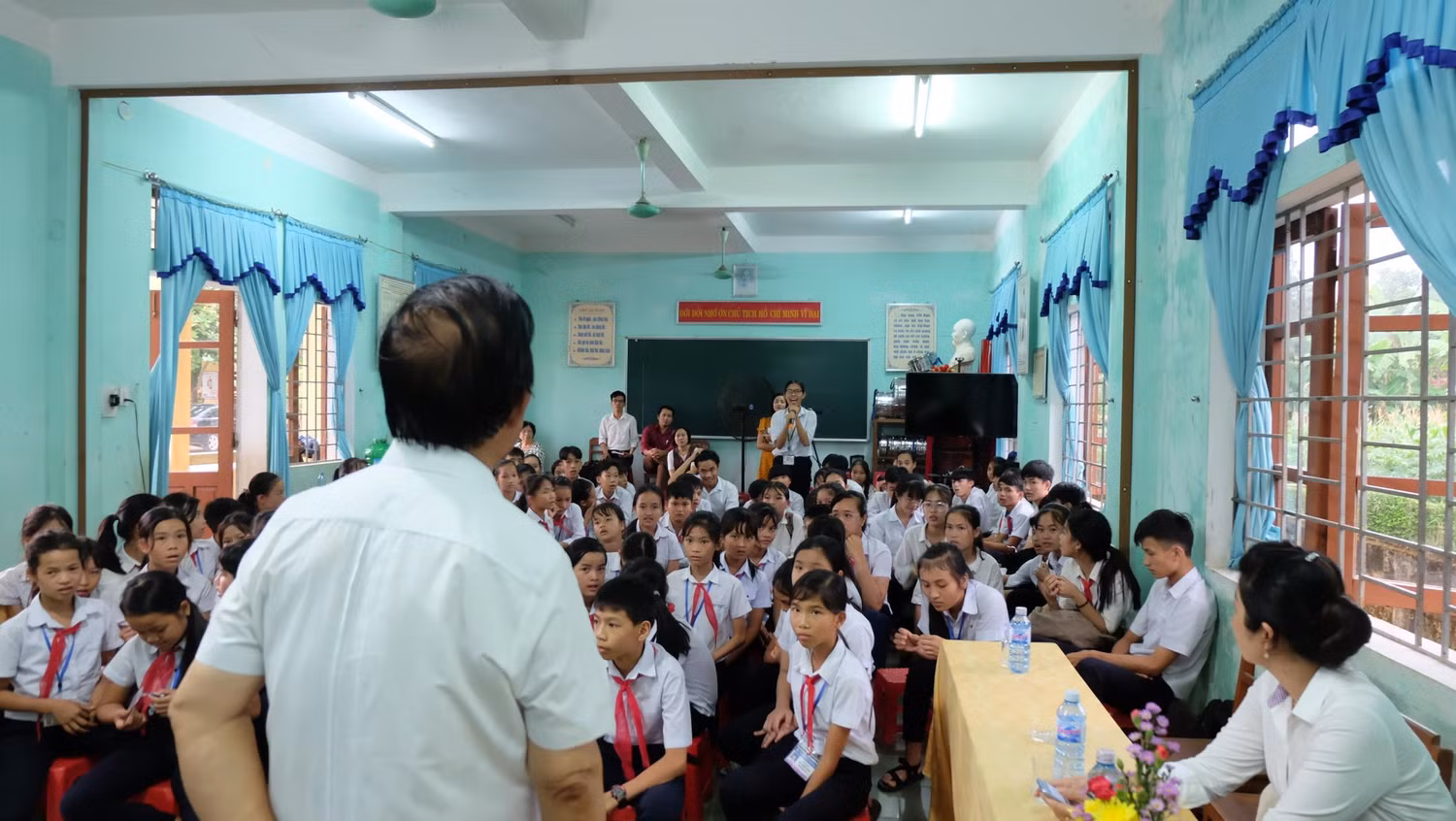 Giáo sư Nguyễn Lân Dũng cũng đã trả lời các câu hỏi của các em nhỏ, nhiều thắc mắc đầu đời đã được giáo sư Giải đáp. (Ảnh: LC) Giáo sư Nguyễn Lân Dũng cũng đã trả lời các câu hỏi của các em nhỏ, nhiều thắc mắc đầu đời đã được giáo sư Giải đáp. (Ảnh: LC)