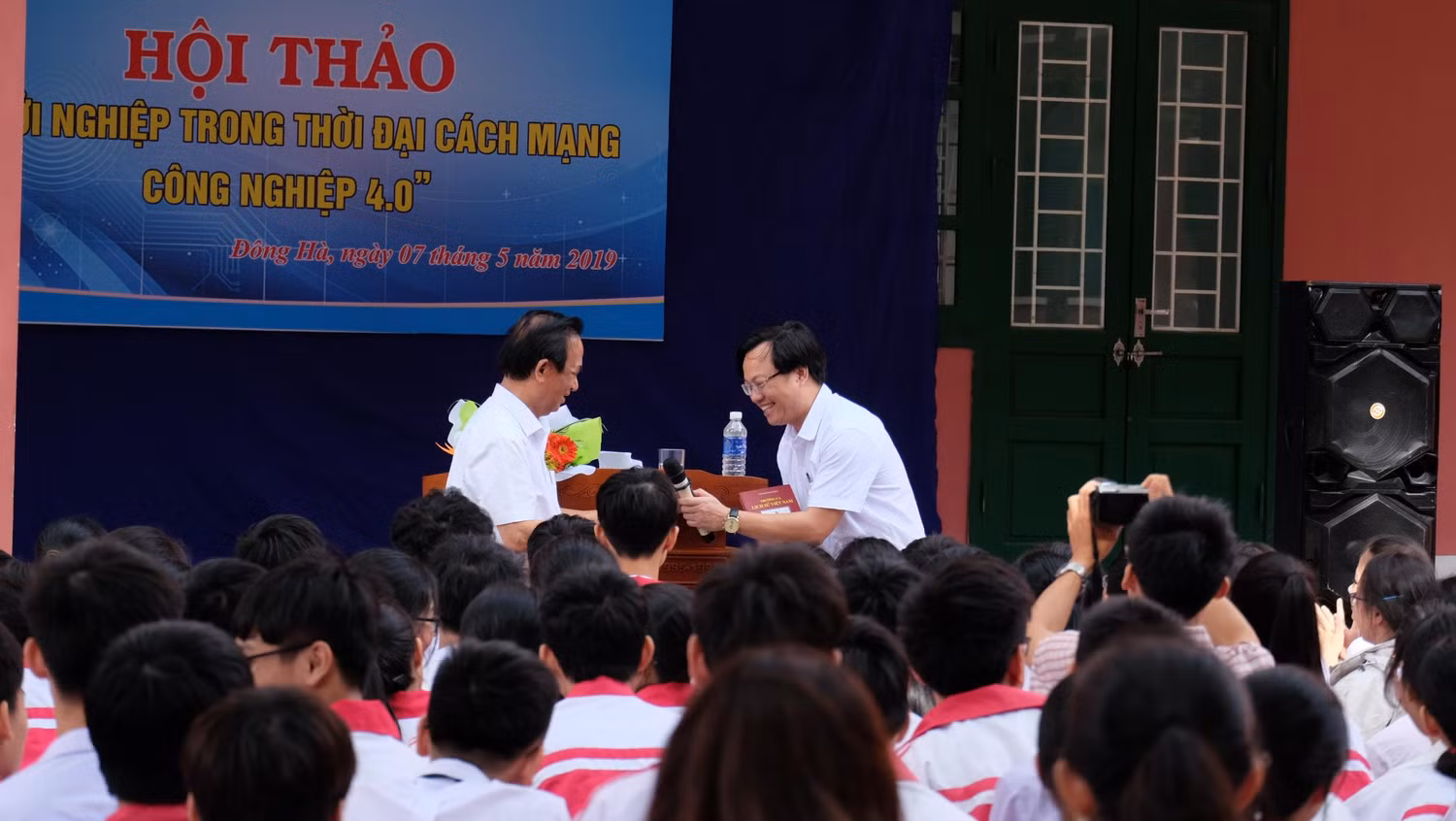 Những cuốn sách là món quà đầy ý nghĩa của Giáo sư Nguyễn Lân Dũng gửi tới các giáo viên trường chuyên Lê Quý Đôn. (Ảnh: LC)