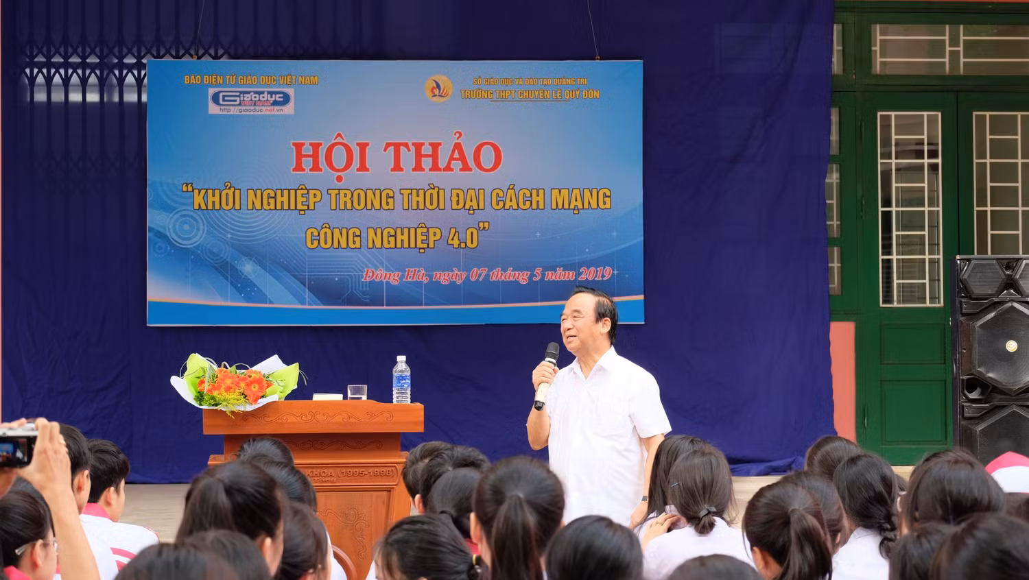 Sự gần gũi trong việc chia sẻ kiến thức của Giáo sư Nguyễn Lân Dũng đã gây ấn tượng mạnh với các em học sinh. (Ảnh: LC)