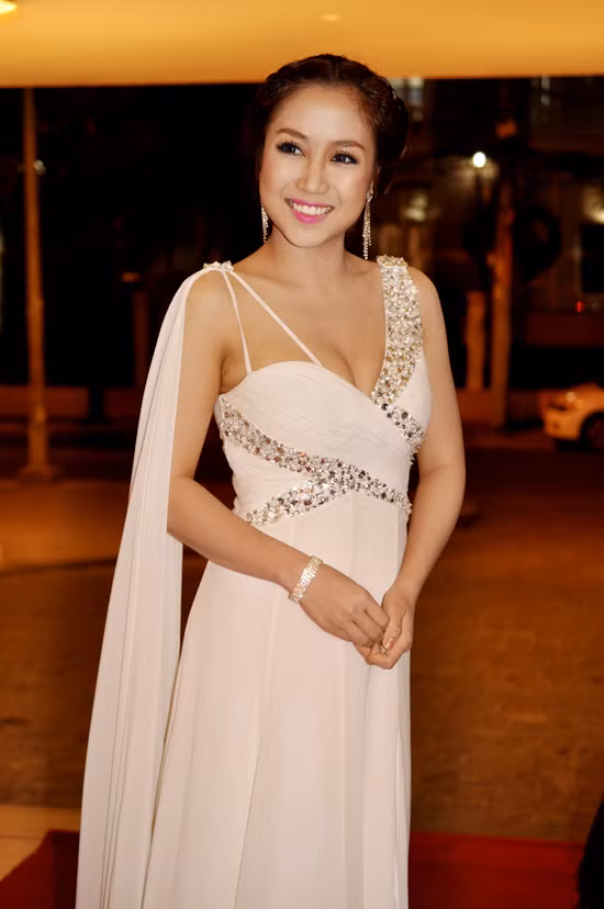 Ốc Thanh Vân chuộng phong cách gợi cảm. (Ảnh: Xz) Xem thêm: Top những chiếc váy khoe lưng táo bạo của Sao Việt