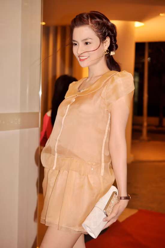 Vũ Thu Phương bất ngờ với style kín đáo. Cô nàng tươi trẻ và cuốn hút hơn hẳn so với thời chưa lấy chồng. (Ảnh: Xz) Xem thêm: Top những chiếc váy khoe lưng táo bạo của Sao Việt