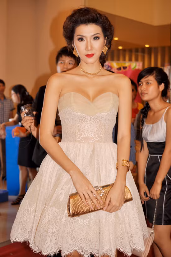 Ngọc Quyên lần đầu tiên ngọt ngào, mang dáng vẻ công chúa đến thế. (Ảnh: Xz) Xem thêm: Top những chiếc váy khoe lưng táo bạo của Sao Việt