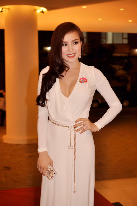 Vy Oanh trông khá phì nhiêu với bộ đầm trắng này. (Ảnh: Xz) Xem thêm: Top những chiếc váy khoe lưng táo bạo của Sao Việt