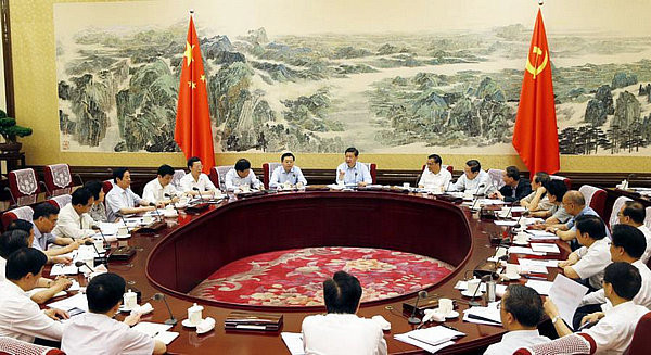 Ông Tập Cận Bình chủ trì phiên học tập tập thể Bộ Chính trị đảng Cộng sản Trung Quốc chiều 30/7, trong đó nhấn mạnh Trung Quốc sẽ không nhân nhượng đối với "lợi ích quốc gia cốt lõi" và chủ trương giải quyết tranh chấp lãnh hải với láng giềng thông qua phương châm phi lý, không thể chấp nhận được: "Chủ quyền thuộc Trung Quốc, gác tranh chấp cùng khai thác". Ông Tập Cận Bình chủ trì phiên học tập tập thể Bộ Chính trị đảng Cộng sản Trung Quốc chiều 30/7, trong đó nhấn mạnh Trung Quốc sẽ không nhân nhượng đối với "lợi ích quốc gia cốt lõi" và chủ trương giải quyết tranh chấp lãnh hải với láng giềng thông qua phương châm phi lý, không thể chấp nhận được: "Chủ quyền thuộc Trung Quốc, gác tranh chấp cùng khai thác".