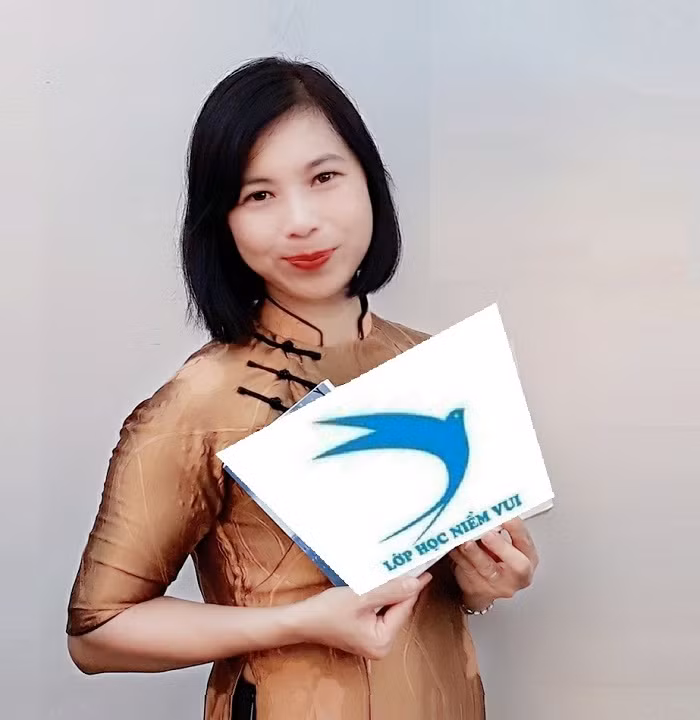 Chân dung Cô Nam Linh với LOGO lớp học Niềm Vui. Chân dung Cô Nam Linh với LOGO lớp học Niềm Vui.