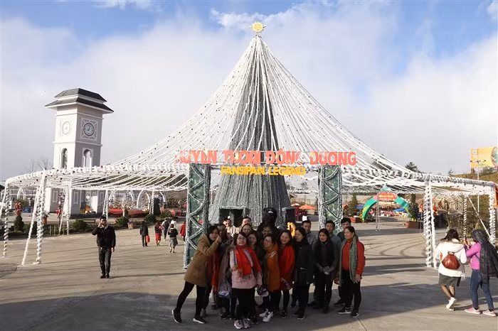Lễ hội mùa đông với chủ đề “Fansipan - con đường tuyết rơi” . Lễ hội mùa đông với chủ đề “Fansipan - con đường tuyết rơi” .