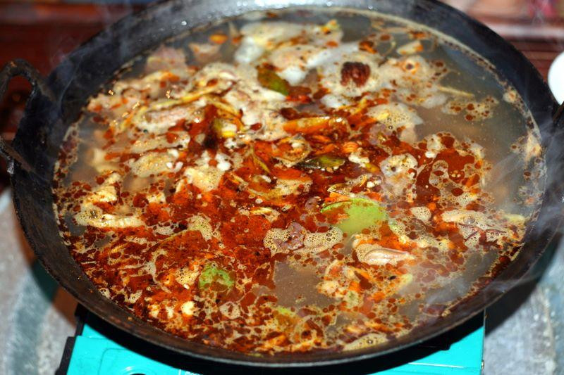 Song món ăn độc đáo này cũng lại là nỗi ám ảnh của du khách nước ngoài, nhất là khi họ được mục kích công nghệ chế biến có một không hai của nó. Song món ăn độc đáo này cũng lại là nỗi ám ảnh của du khách nước ngoài, nhất là khi họ được mục kích công nghệ chế biến có một không hai của nó.