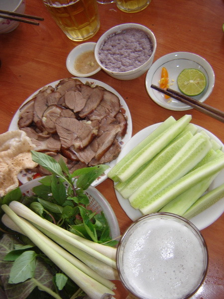 7. Thịt chó: Thịt chó vốn là một món "khoái khẩu" của đa số người dân ở các tỉnh phía Bắc. Tại một số nước châu Á, thịt chó còn được coi là món đặc sản. Theo quan niệm của người Á Đông, thịt chó có một giá trị y học nhất định. 7. Thịt chó: Thịt chó vốn là một món "khoái khẩu" của đa số người dân ở các tỉnh phía Bắc. Tại một số nước châu Á, thịt chó còn được coi là món đặc sản. Theo quan niệm của người Á Đông, thịt chó có một giá trị y học nhất định.