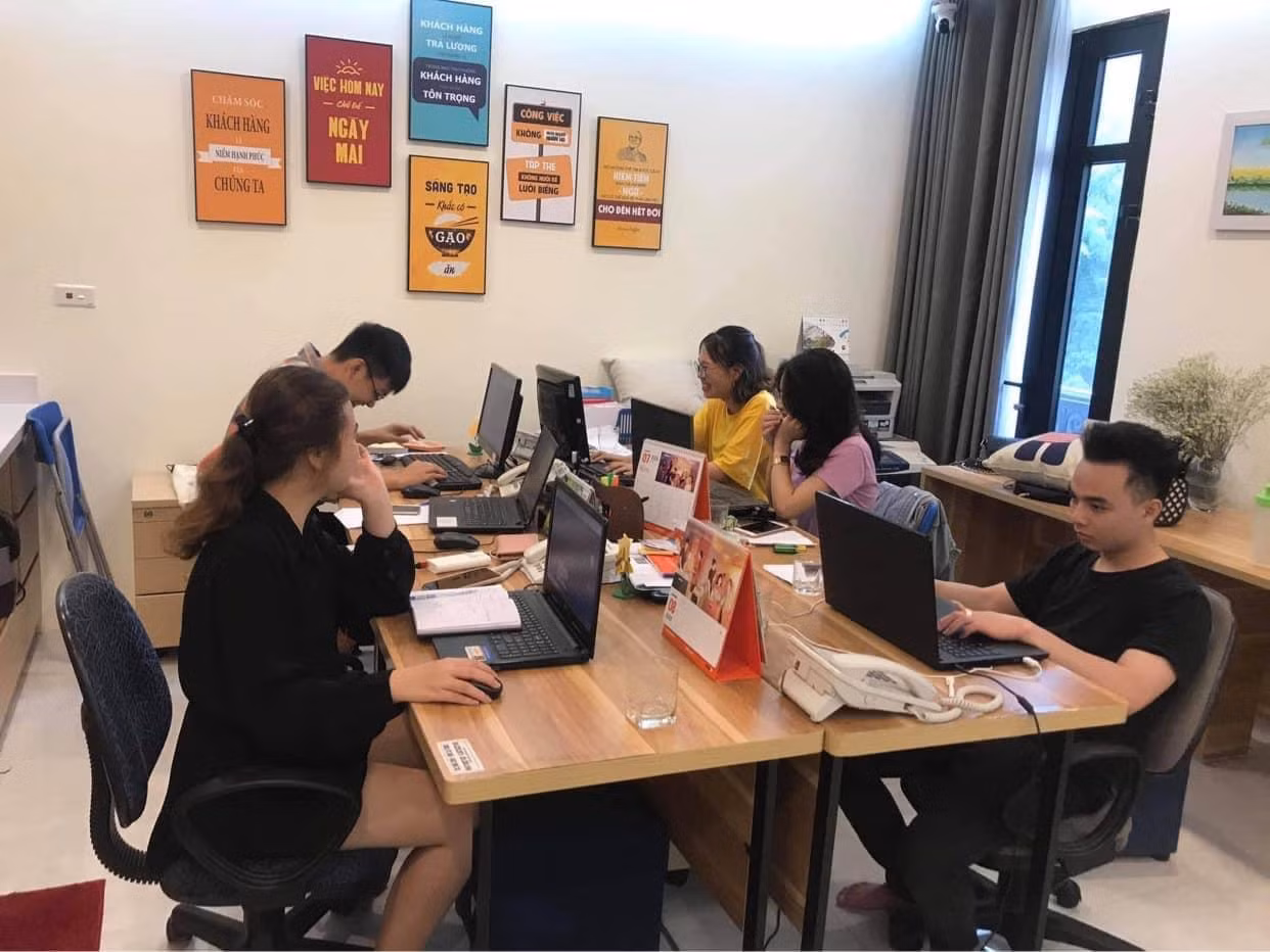 Sinh viên thực tập tại doanh nghiệp, tìm hiểu về các sản phẩm du lịch, học cách sale tour. (Ảnh: NTCC)