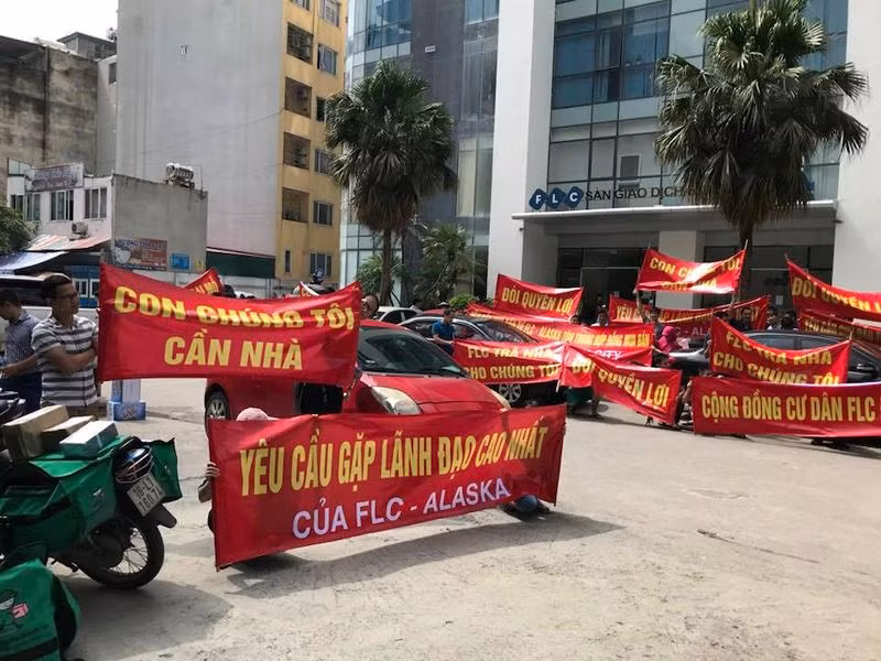 Chậm bàn giao nhà theo hợp đồng ký kết, cư dân bức xúc treo băng-rôn, khẩu hiệu trước trụ sở chính Tập đoàn FLC đòi nhà, đòi quyền lợi. Ảnh: NVCC.