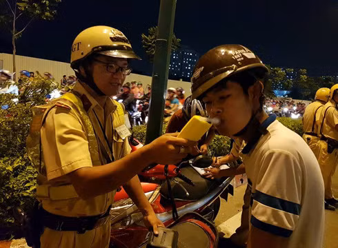 Cảnh sát giao thông đo nồng độ cồn với người đã sử dụng rượu bia khi điều khiển xe (ảnh: P.L)