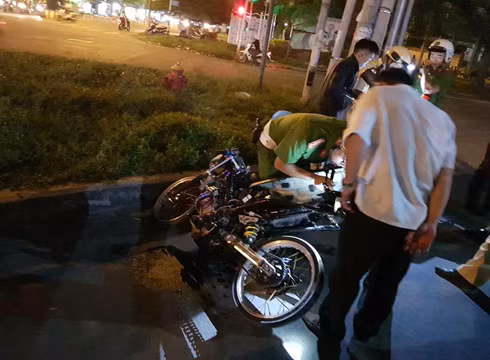 Một phương tiện thay đổi kết cấu xe bị lực lượng chức năng lập biên bản xử lý tối 1/9 (ảnh: P.L)