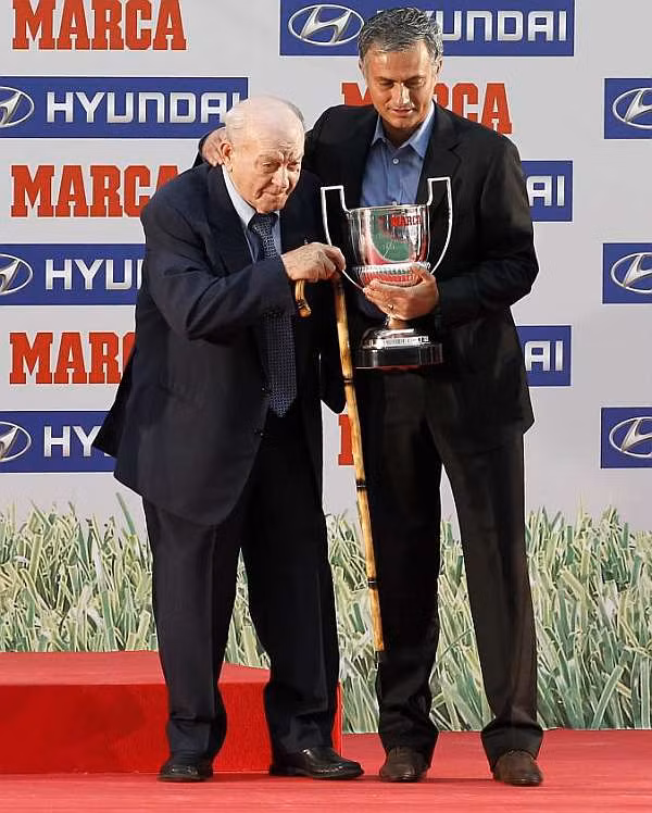 Mourinho là HLV xuất sắc nhất. Chiến lược gia người Bồ chụp ảnh với huyền thoại Di Stefano. Mourinho là HLV xuất sắc nhất. Chiến lược gia người Bồ chụp ảnh với huyền thoại Di Stefano.