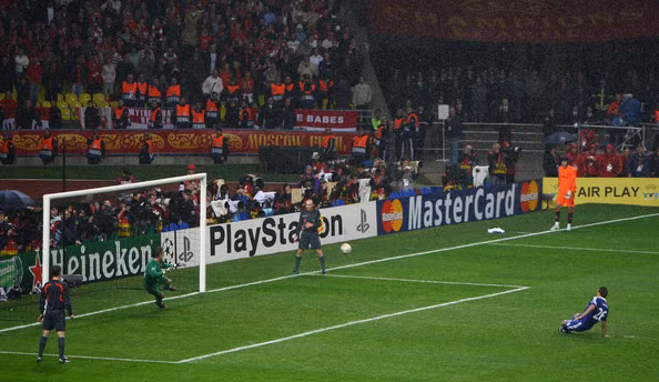 Trời mưa, mặt sân Luzhniki trơn trượt khiến Terry cũng bị trượt chân khi thực hiện cú sút.